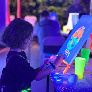 DOMINGO 1 DE JUNIO - HORARIO 11:00 a 12.30 hrs / Paint in the Dark /  ADULTOS + NIÑOS
