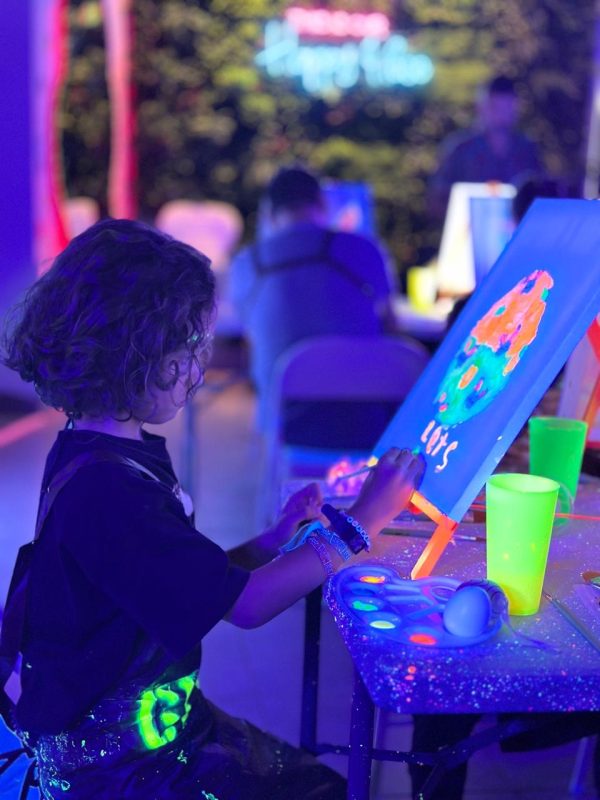 DOMINGO 1 DE JUNIO - HORARIO 11:00 a 12.30 hrs / Paint in the Dark /  ADULTOS + NIÑOS
